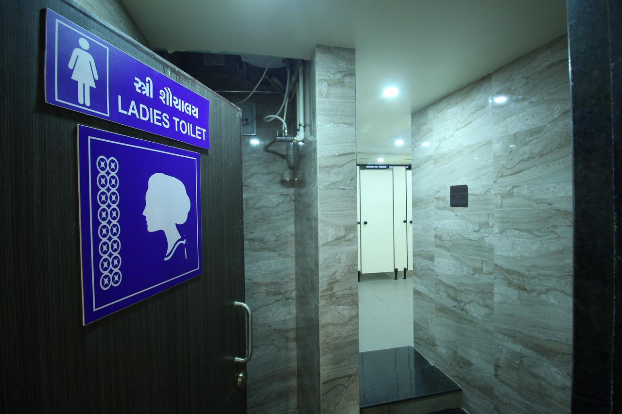 Jackpot Room In & Out Dormitory Ahmedabad Eksteriør billede