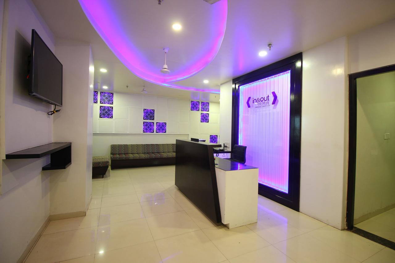 Jackpot Room In & Out Dormitory Ahmedabad Eksteriør billede