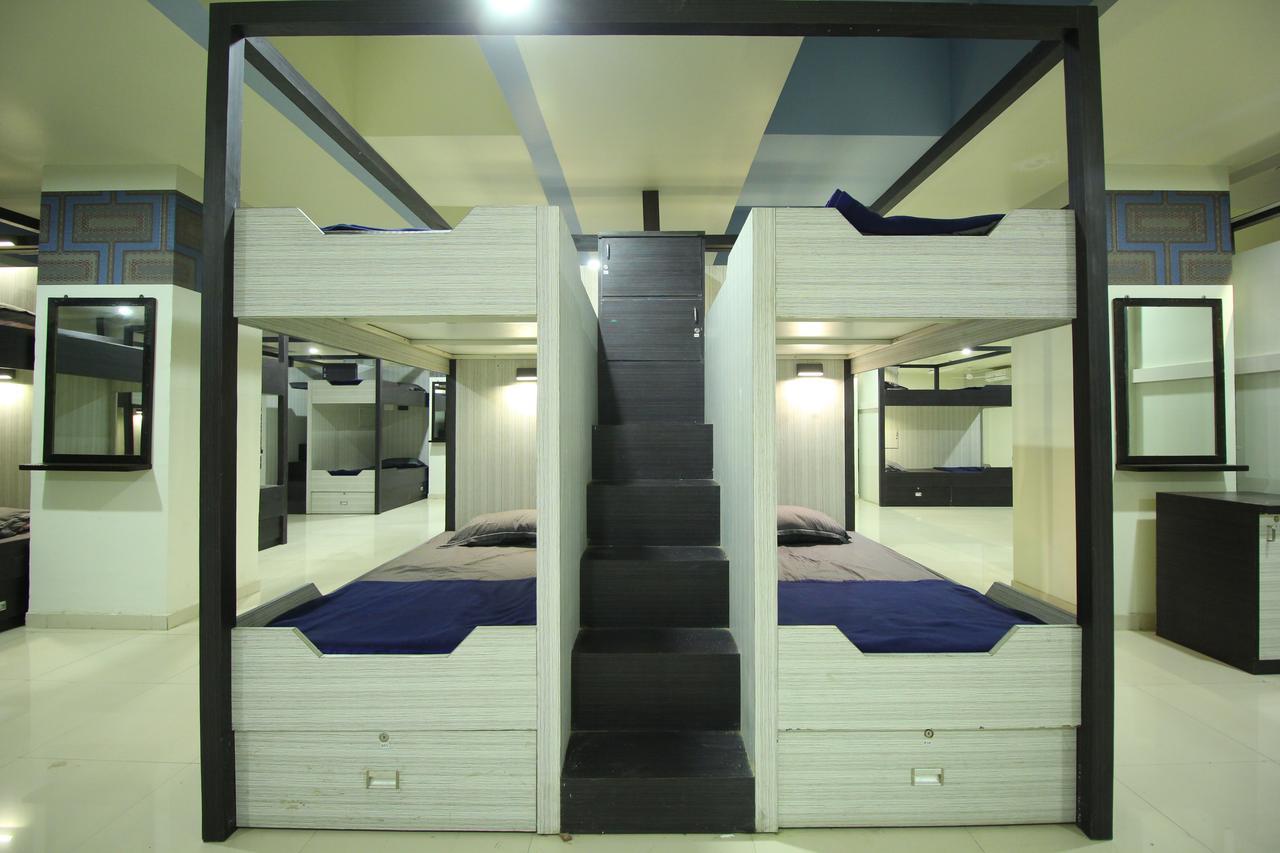 Jackpot Room In & Out Dormitory Ahmedabad Eksteriør billede
