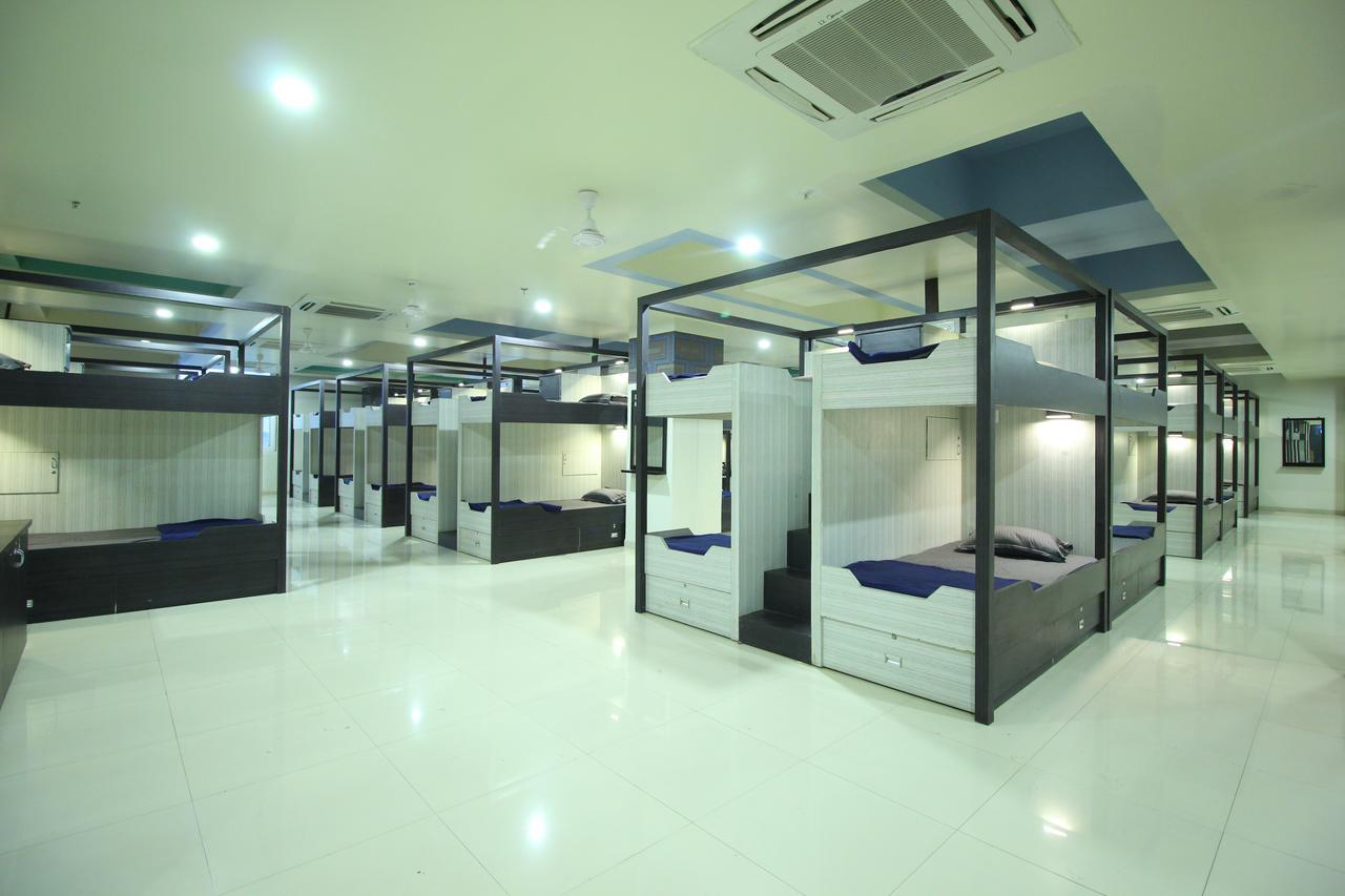 Jackpot Room In & Out Dormitory Ahmedabad Eksteriør billede