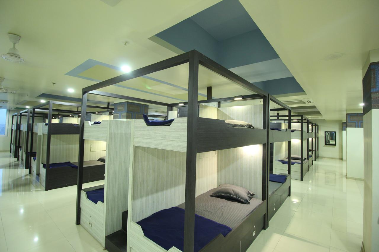 Jackpot Room In & Out Dormitory Ahmedabad Eksteriør billede