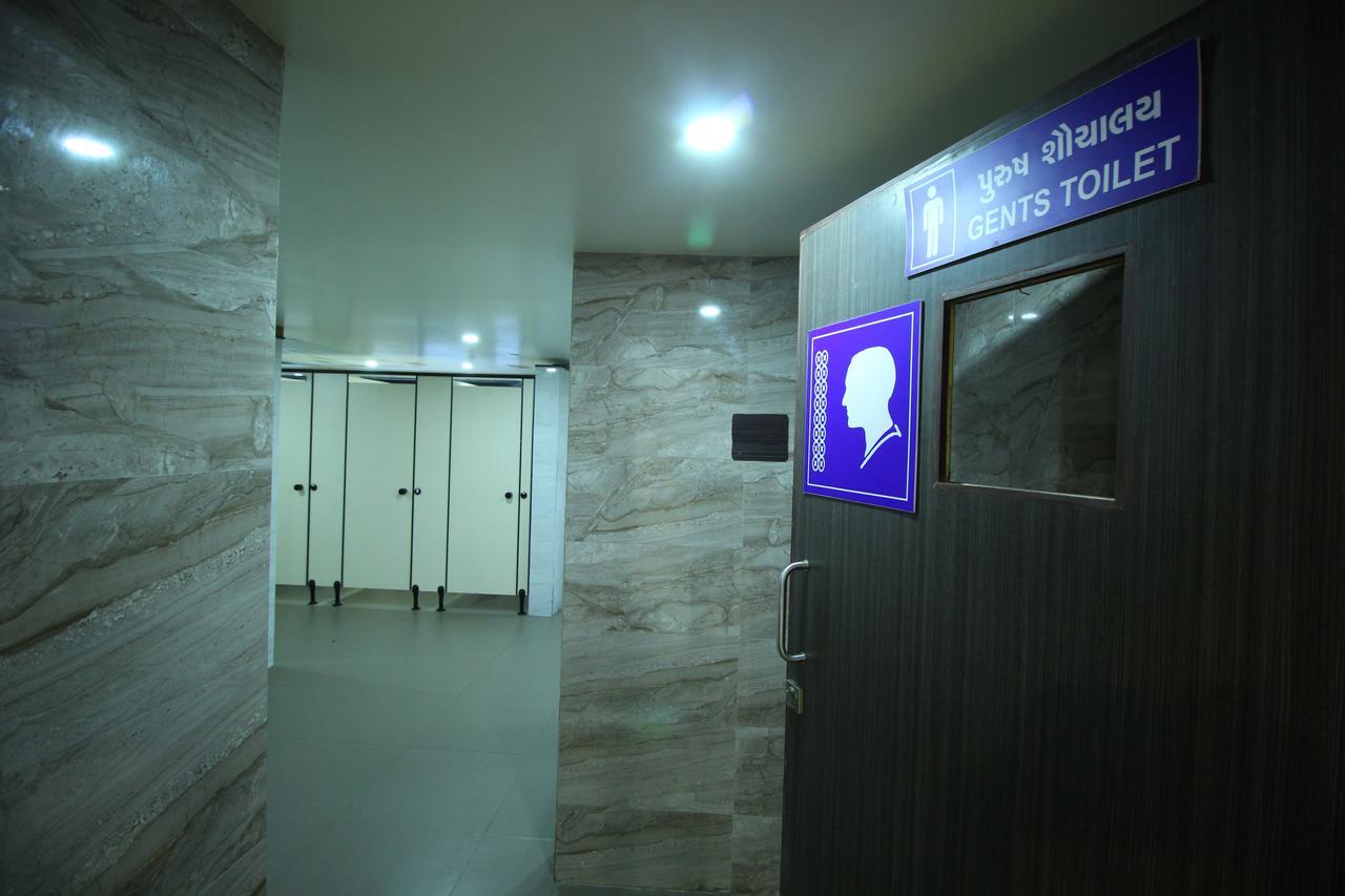 Jackpot Room In & Out Dormitory Ahmedabad Eksteriør billede
