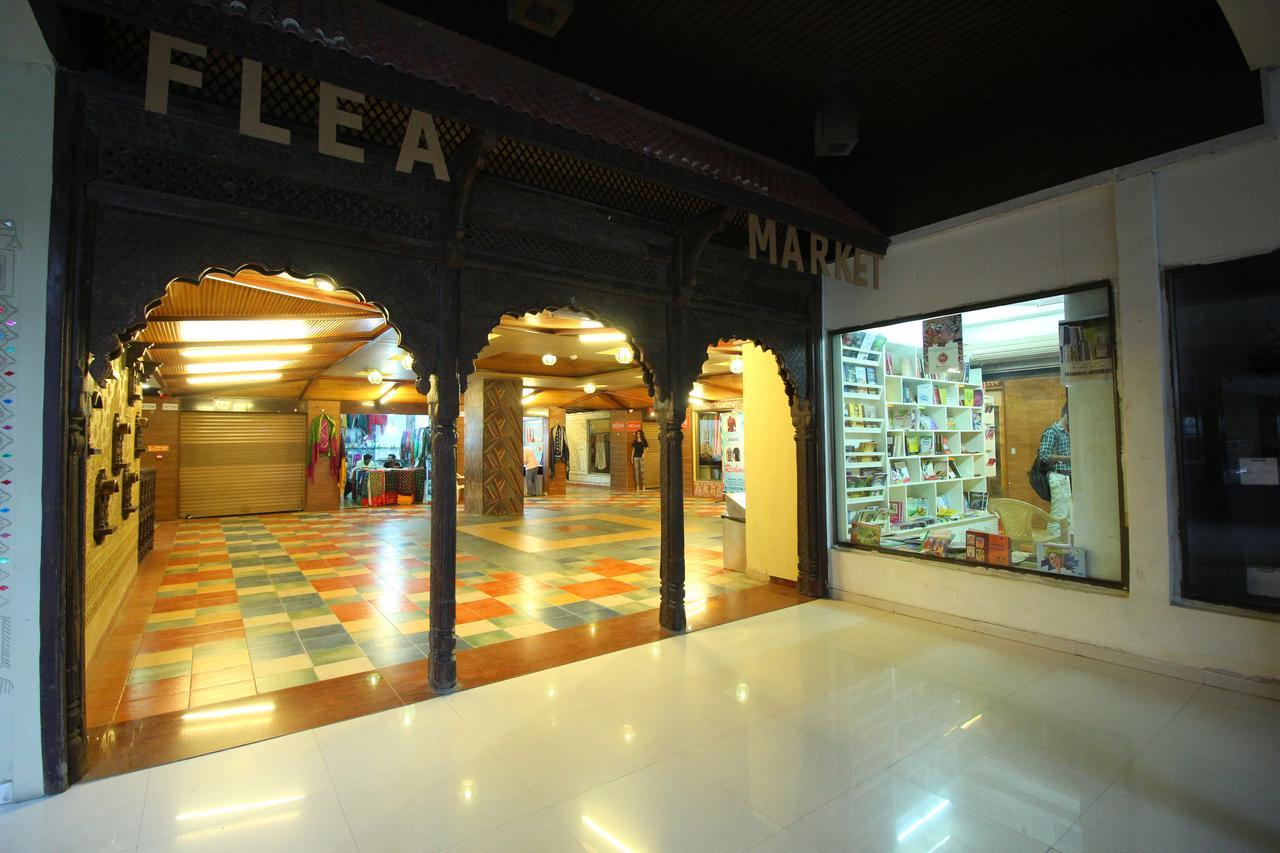 Jackpot Room In & Out Dormitory Ahmedabad Eksteriør billede